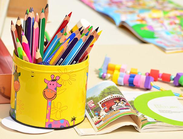 Stifte, Buch und Spielzeug, Foto von congerdesign auf pixabay