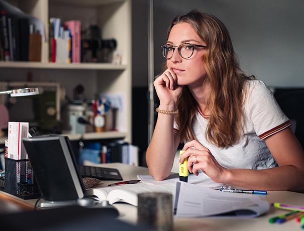 Studentin mit nachdenklichem Blick