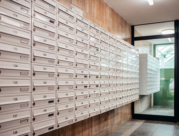 Briefkästen in einem Wohnheim 
