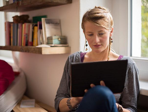 Studentin am Tablet