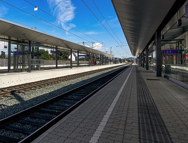 Bahnhaltestelle, Foto von Walter Sturn auf Pixabay