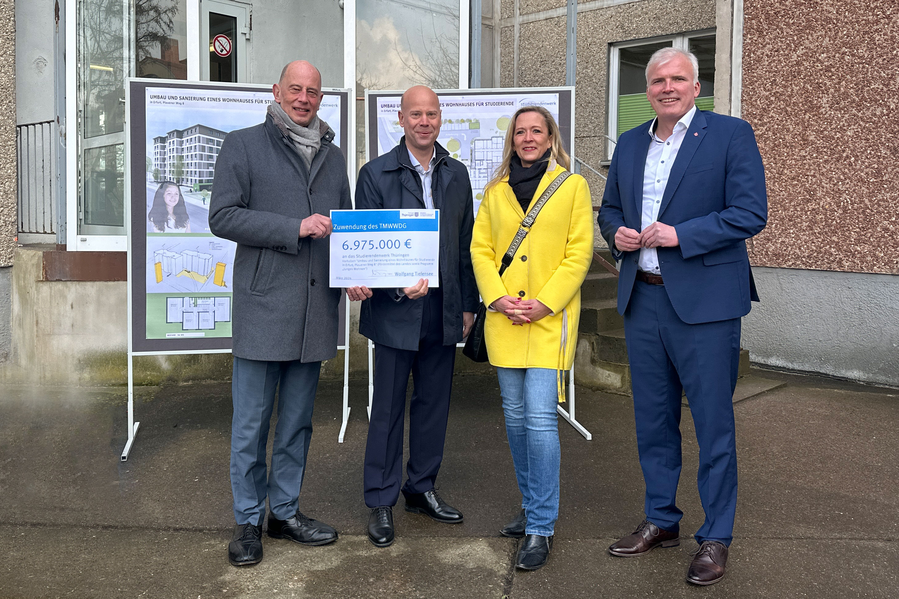 Bescheidübergabe. Von links nach rechts, Herr Minister Wolfgang Tiefensee (TMWWDG), Herr Torsten Schubert (Geschäftsführer Studierendenwerk Thüringen), Stadträtin Frau Stefanie Hantke (Stadt Erfurt), Herr Oberbürgermeister Andreas Bausewein (Stadt Erfurt).