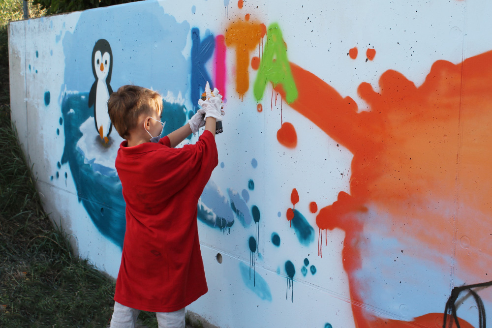 Die Kinder wurden auch aktiv: An der Betonwand…