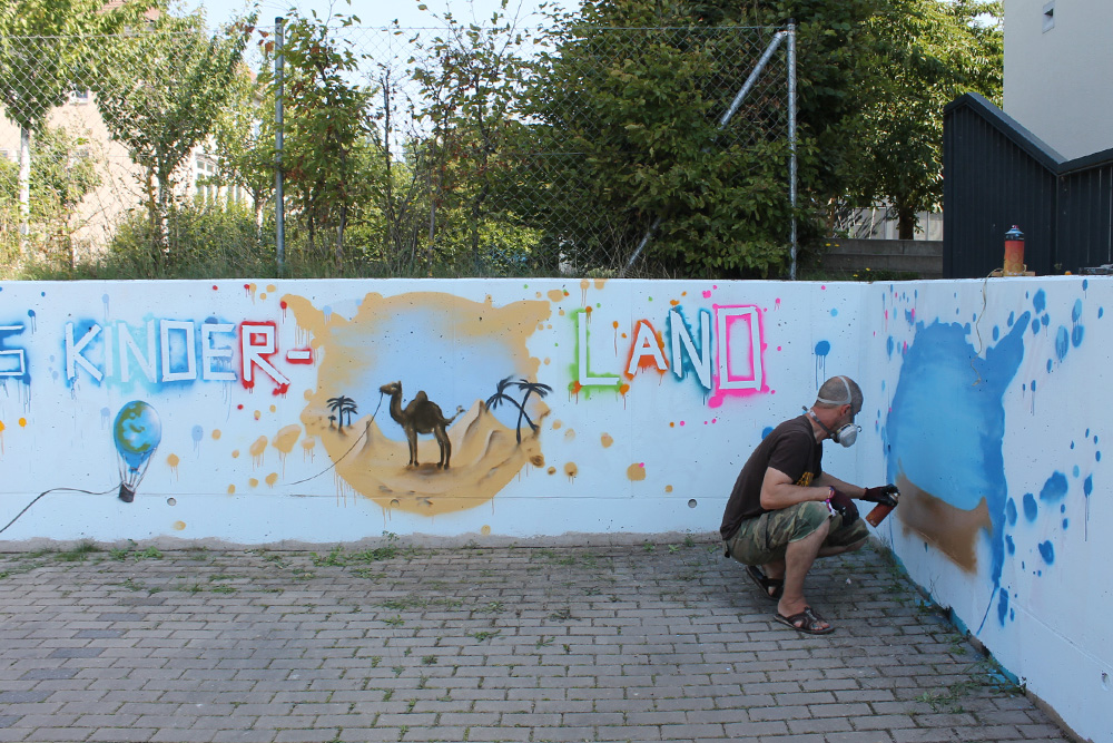Riccardo Kaufmann brachte das Graffiti nach den Ideen der Kinder an.
