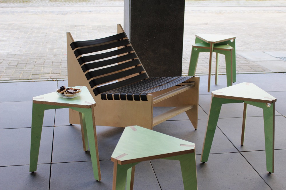 Lounge-Möbel mit Beistelltischen und Hockern