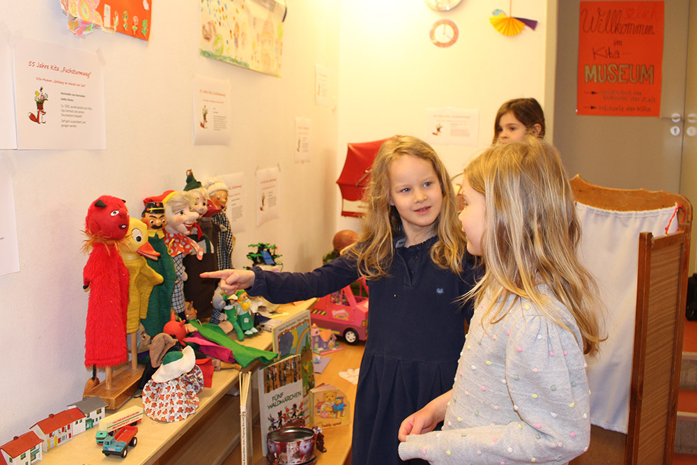 Kinder besuchen ein Museum