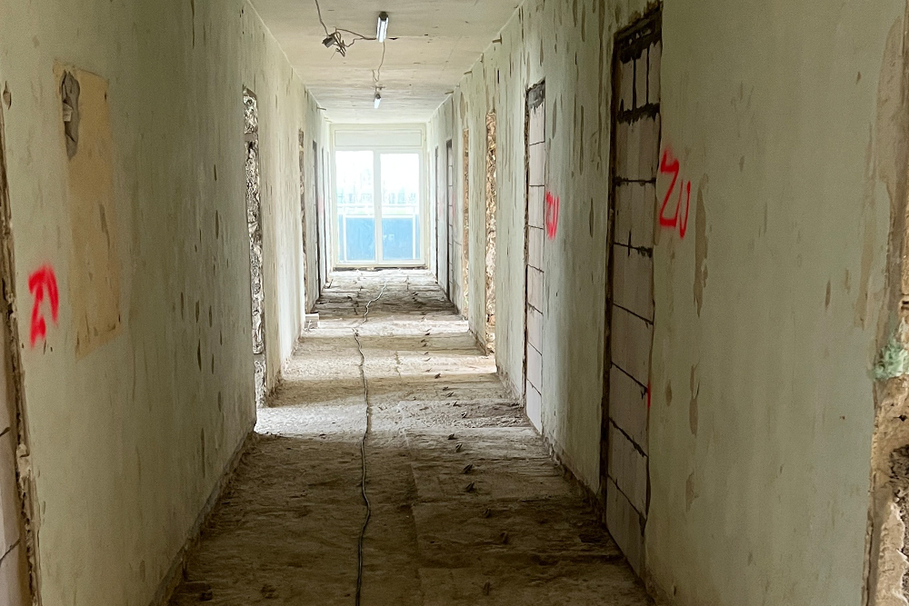 Stand der Sanierungsarbeiten am Haus D in Ilmenau, Innenansicht Flur