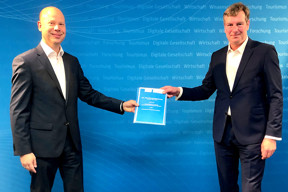 Torsten Schubert, Geschäftsführer des Studierendenwerks Thüringen, und Carsten Feller, Wissenschaftssekretär im Thüringer Ministerium für Wirtschaft, Wissenschaft und Digitale Gesellschaft, halten die Ziel- und Leistungsvereinbarung in den Händen