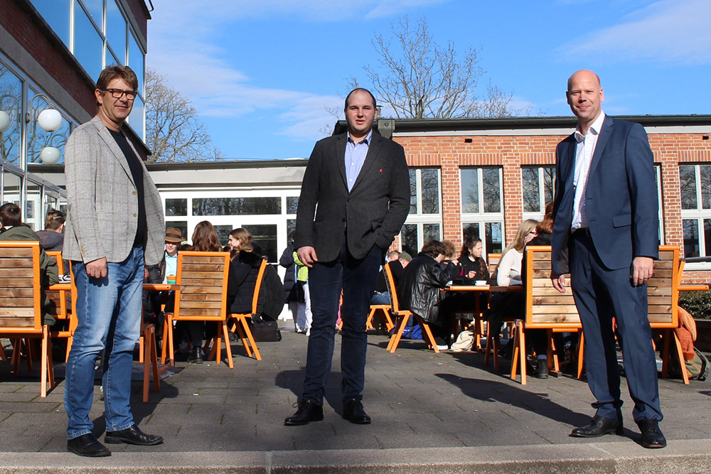 Foto von Jens Winkler, Abteilungsleiter Mensen und Cafeterien, Jonathan Schäfer von der Konferenz der Thüringer Studierendenschaften und Geschäftsführer Torsten Schubert vor dem Gebäude Mensa Philosophenweg in Jena